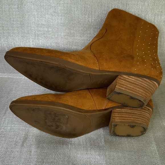 GUESS MID BOOTS TAN COLOR USED IN GOOD CONDITION. - Picture 7 of 8